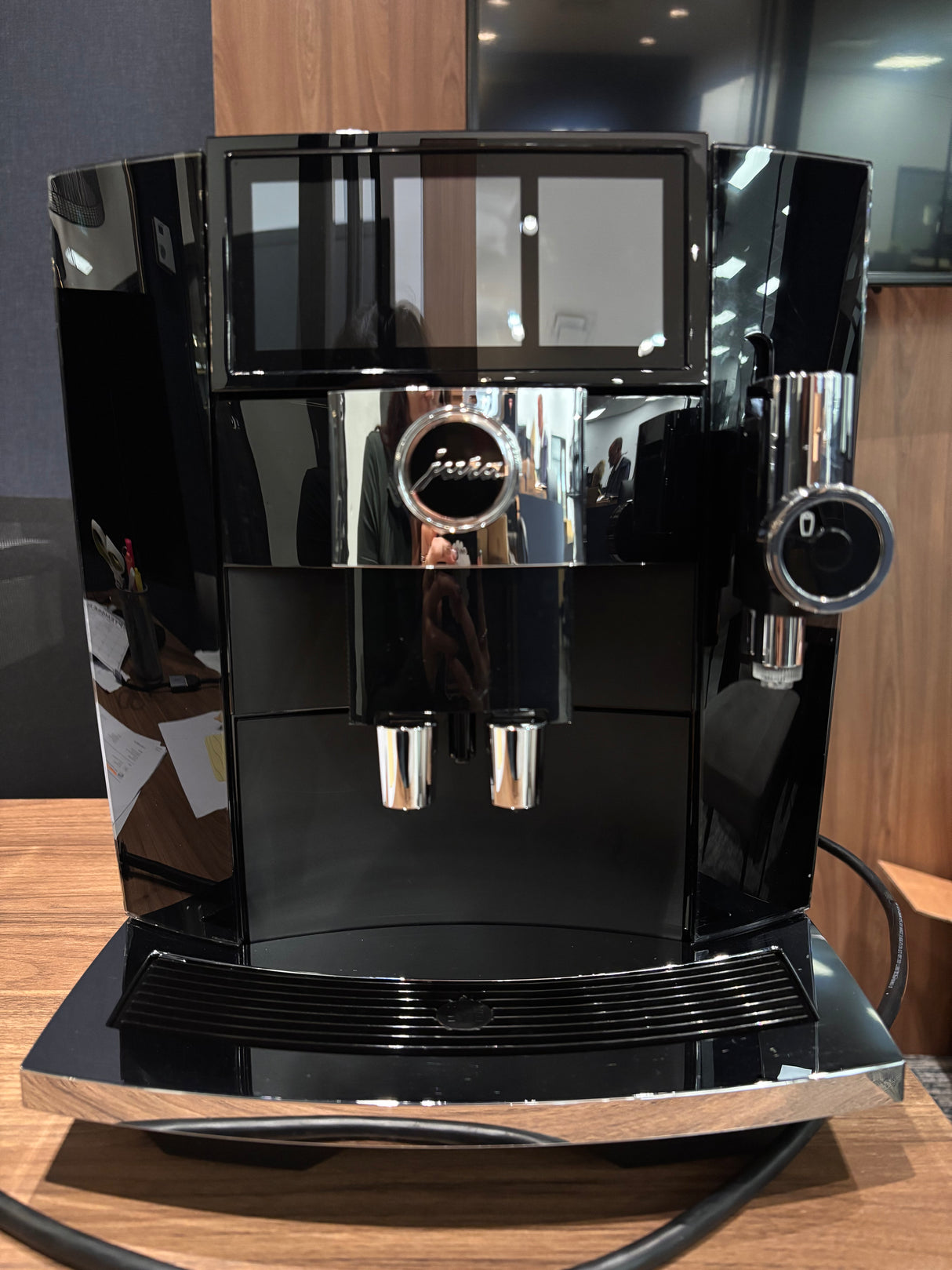 Jura J8 Twin : machine à café automatique à double broyeur, écran tactile Panorama, 31 spécialités (Démo)