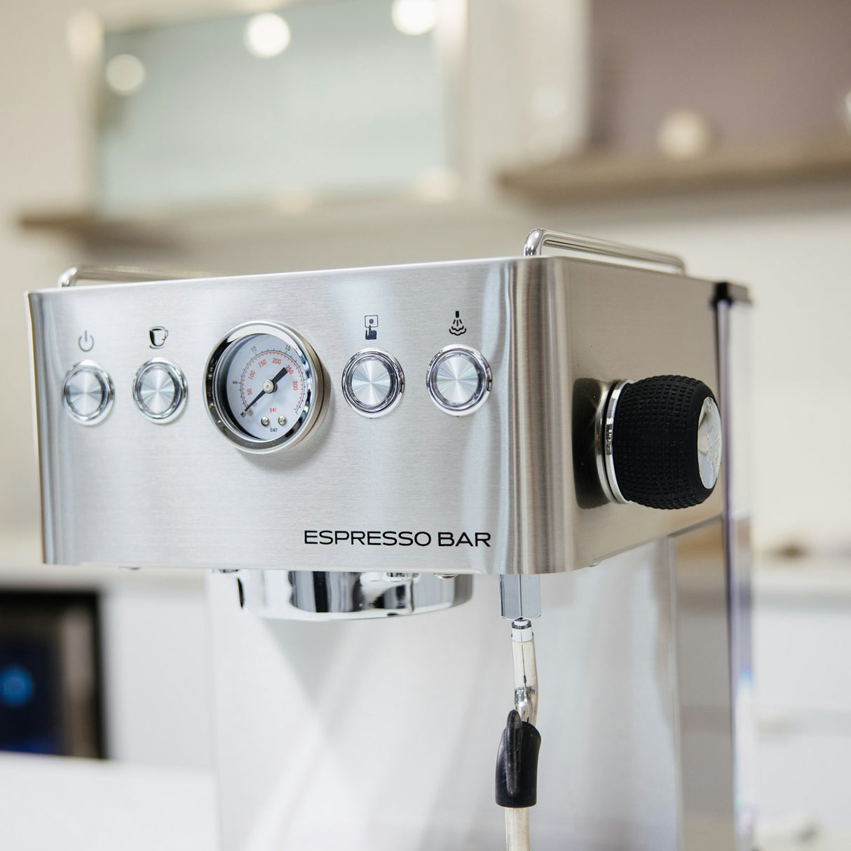 Bellucci Espresso Bar Boite Ouverte — Machine espresso avec tasse