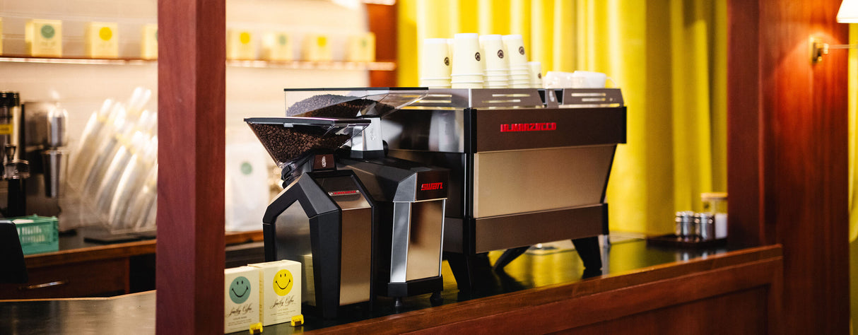 Moulin La Marzocco Jay à côté d'une machine à espresso La Marzocco