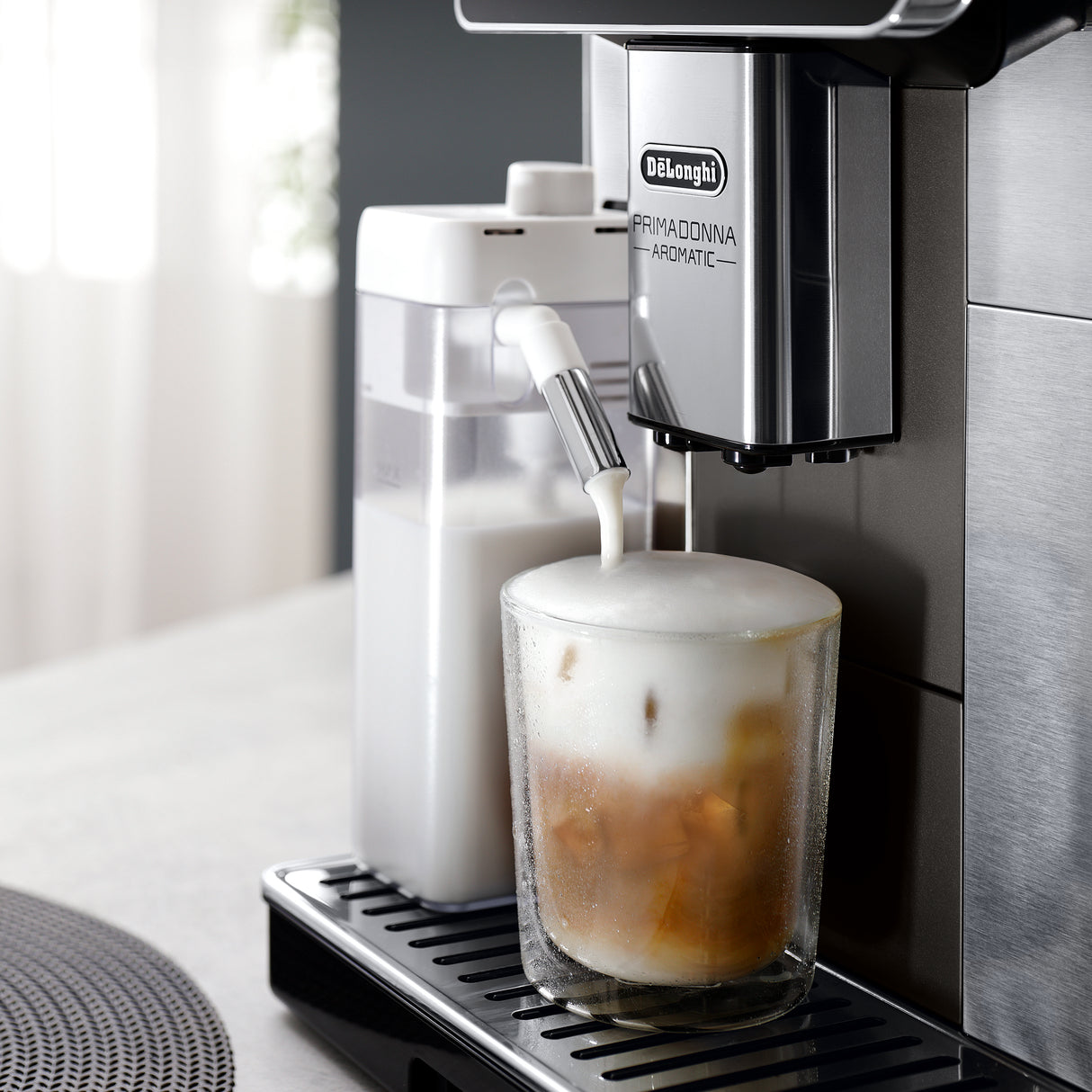 DeLonghi - Machine à espresso automatique Primadonna Aromatic (Démo)