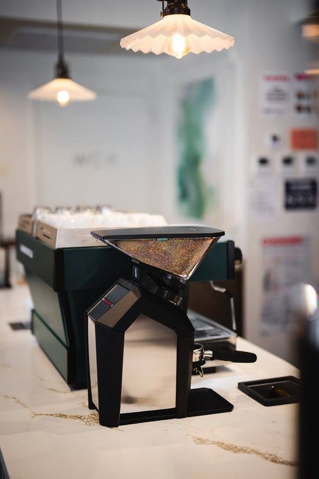 Moulin La Marzocco Jay installé sur un comptoir de café